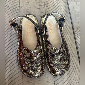 NEW Alegria Women's Metallic Floral Clogs